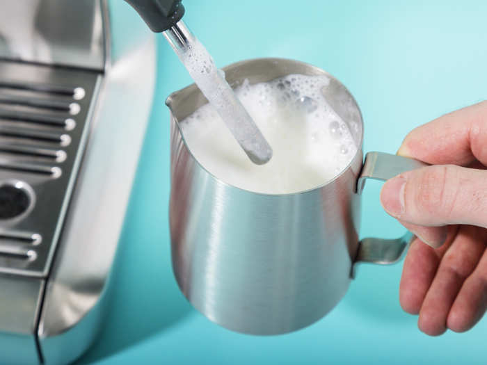 Operating the milk frother