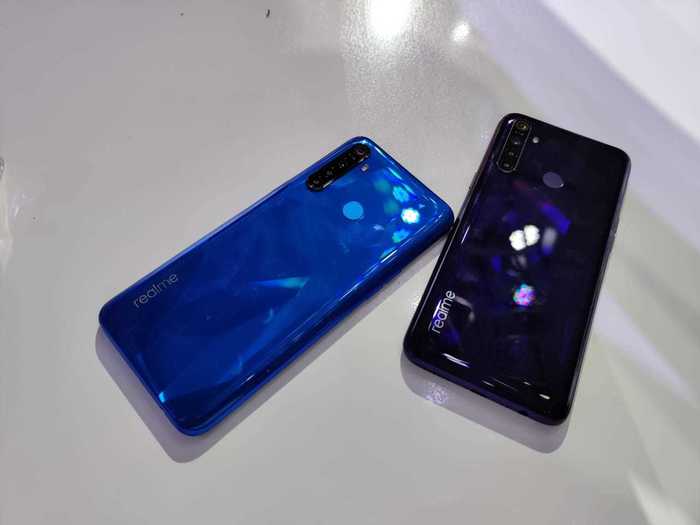 The Realme 5 is available in Crystal Blue and Crystal Purple colours