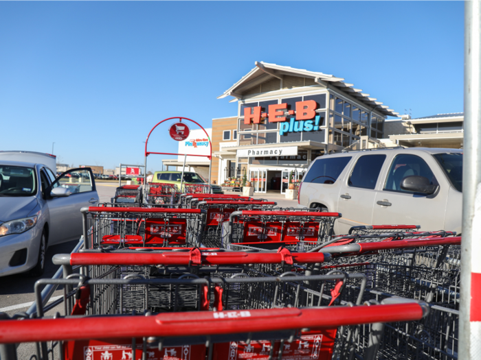 There were shopping carts outside of the H-E-B store free of charge like they are at most grocery stores.