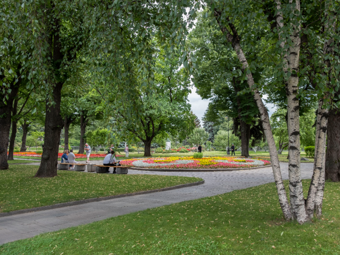 From Cathedral Square, I wandered over to the Alexander Garden, which was filled with colorful flower beds, tall leafy trees, and manicured grass.