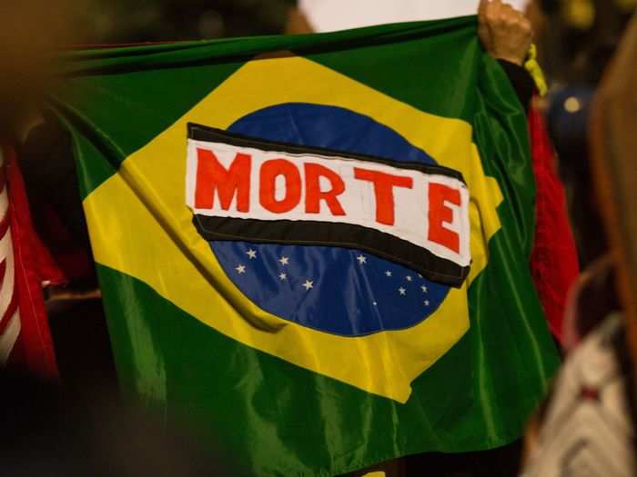 This Brazilian flag has the Portuguese word for "death" written across it.