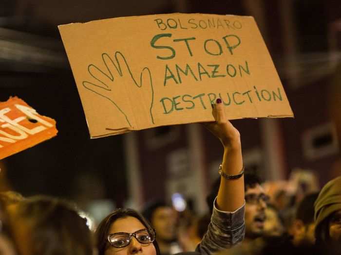 There were multiple English posters to draw international attention to the Amazônia fire. People participated in sister protests outside Brazilian embassies in London, Paris, Mexico City, Berlin, and more.