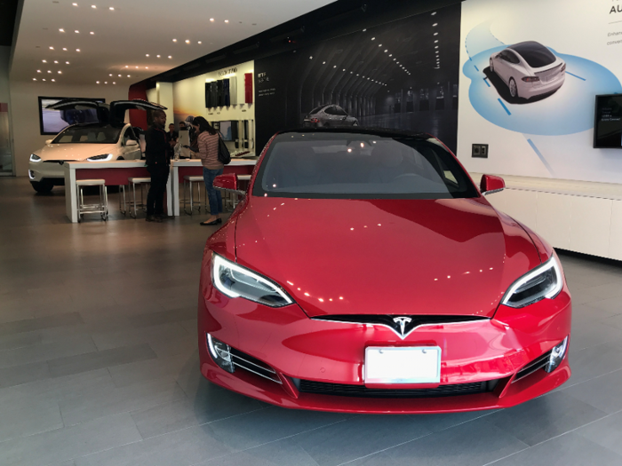 In 2018, Tesla changed the roof options again with the panoramic sunroof removed as an option.