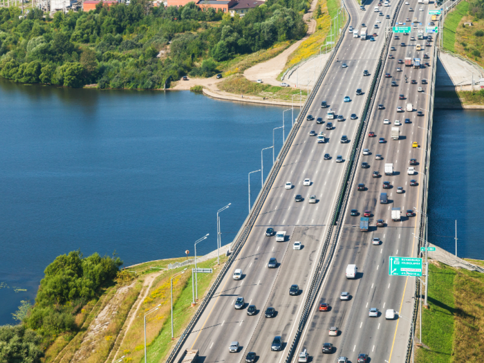 Novorizhskoye, on the other hand, is home to celebrities and affluent families who want an easy commute to Moscow but the same fresh air and greenery that can be found in Rublyovka.