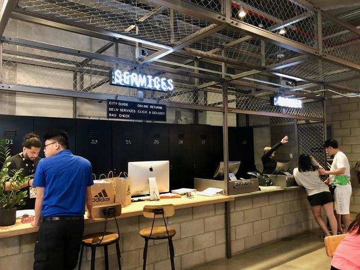 This service counter was designed to look like a gym locker room. Here, customers could choose from services including online returns and a bag check.