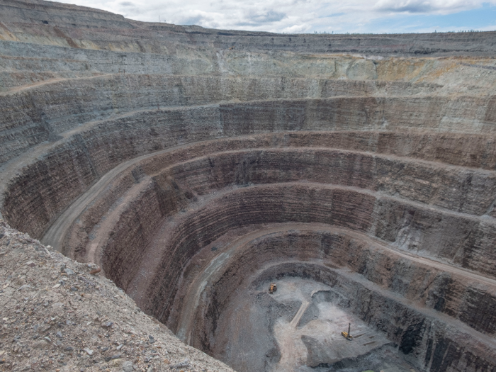 Botuobinskaya is not the only diamond mine in the vicinity. A short drive away is the Nyurbinsky open pit, which is a much deeper 1,181 feet.