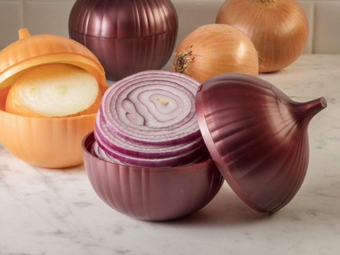 An odor-preventing onion holder