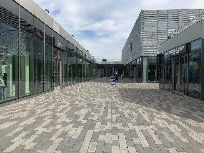 We arrived on a Thursday morning shortly after the mall opened at 10 a.m. We started on the street level, and there was hardly anyone in sight.