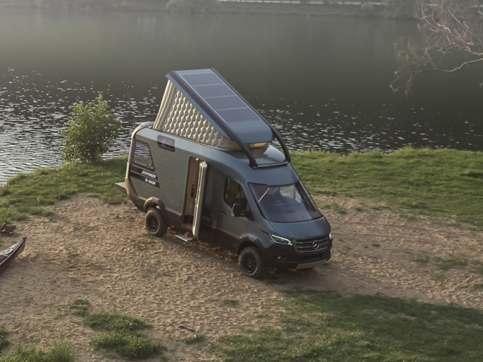 The home comes with an inflatable pop-top roof with a seven-centimeter thick honeycomb wall for insulation. The roof can be inflated with either hot or cooled air and is photovoltaic like a solar panel, increasing its self-sufficiency, according to Hymer.