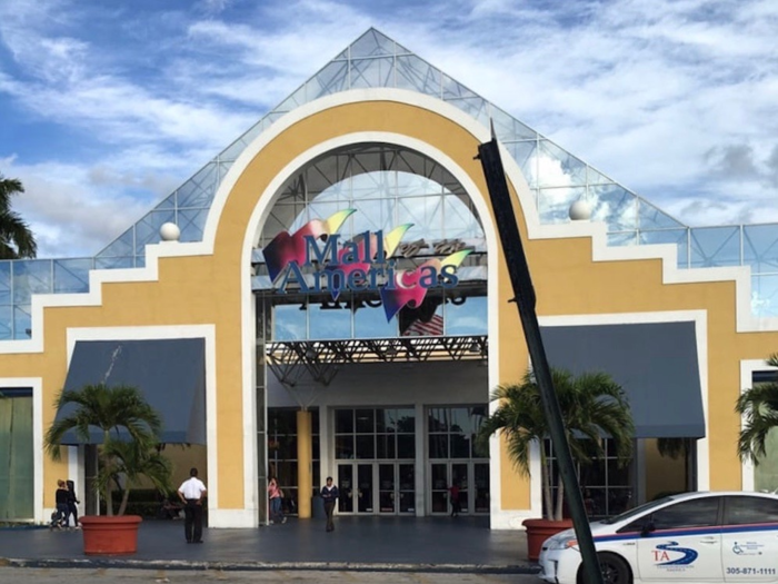 In 1995 the company opened its first store outside California, in the Mall of the Americas in Miami, Florida. In 2001, the first international store opened in Canada.