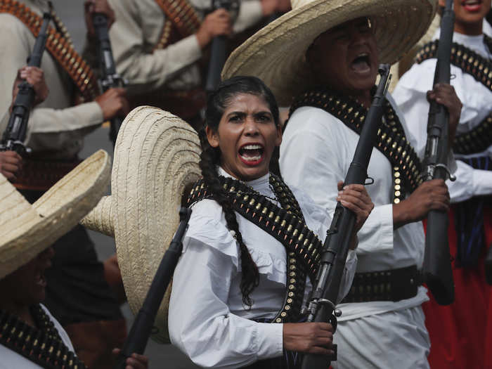 But it took 300 workers using 30 trucks, 11 sweepers, two water trucks, and a crane to clean 82,280 square meters in the Zocalo and surrounding areas, as well as 16 kilometers of nearby streets, most outlets said.