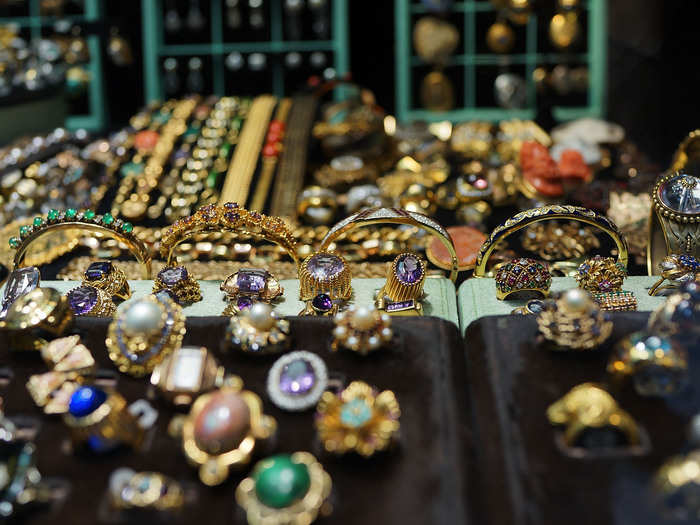 Expensive jewelry can be safe to buy online — but only if it meets very specific standards.