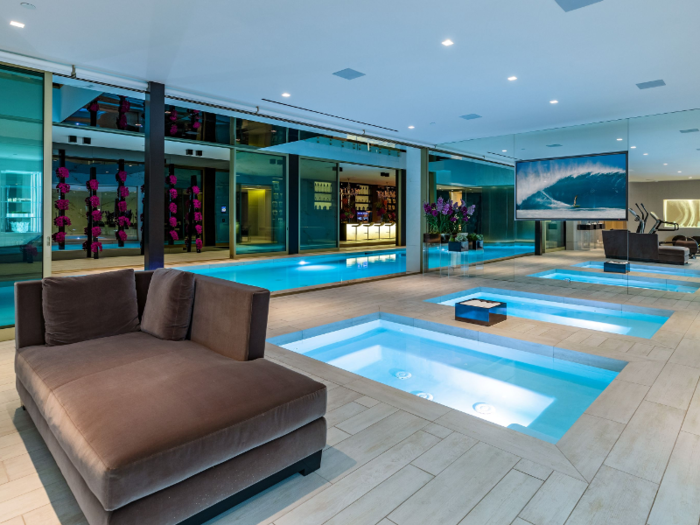 Niami created a luxurious wellness center in the home that includes hot and cold plunge pools, a steam and massage room, and a beauty salon that has all the facilities in place to have beauty treatments done at home.