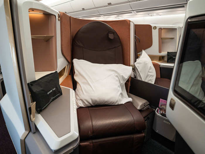 The suites are arranged in a 1-2-1 layout, meaning that every passenger has direct and immediate aisle access — handy, if the person next to you is sleeping but you want to get out to the lavatory or The Loft.