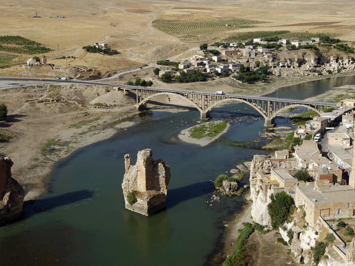 In the 1980s, the Turkish government selected Hasankeyf as the site for the Ilısu Dam, which is designed to bring hydroelectric power to the region.