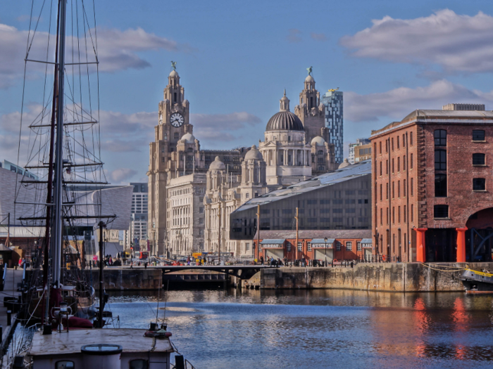 The excursions to temperance meetings expanded to other nearby temperance societies and Sunday schools. Cook recognized the commercial appeal by 1845, and organized a leisurely tour to Liverpool. It was booked by 1,200 people.