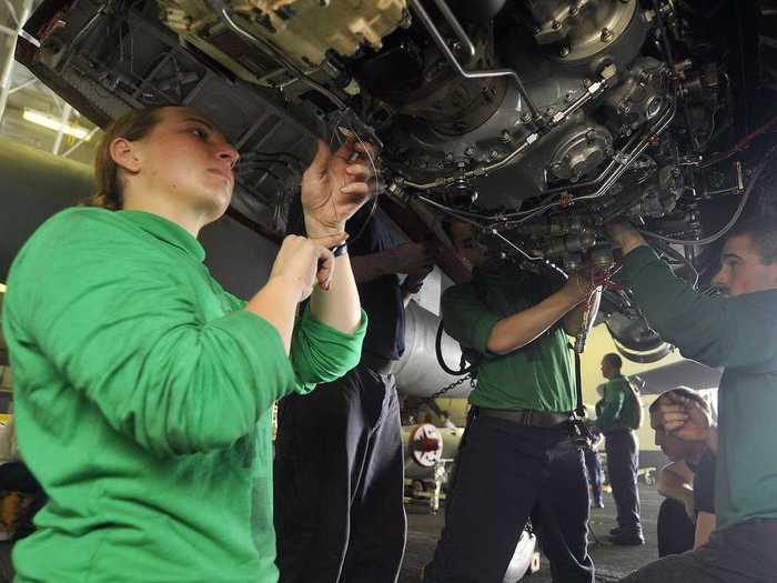 18. Aircraft mechanics and service technicians had a median annual salary of $62,920, and 131,690 were employed in the US.