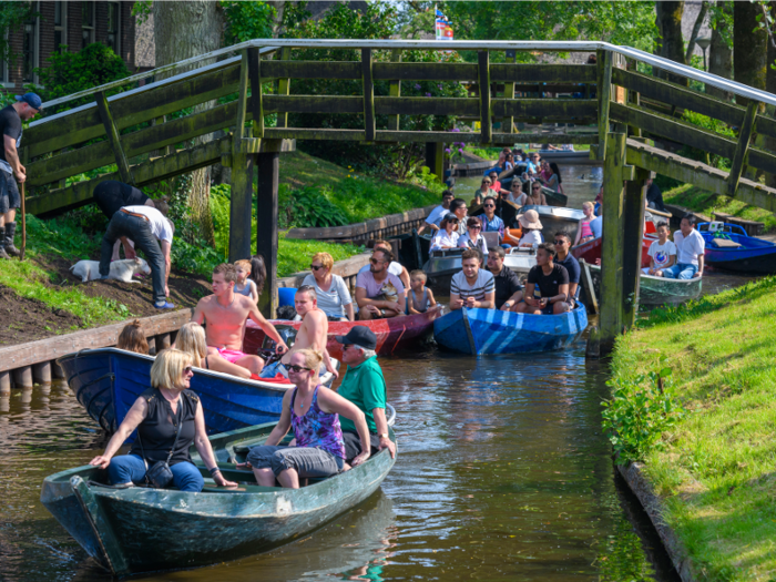 All homeowners who owned bridges along the parts of the canals frequented by tourists were eligible for collision protection.