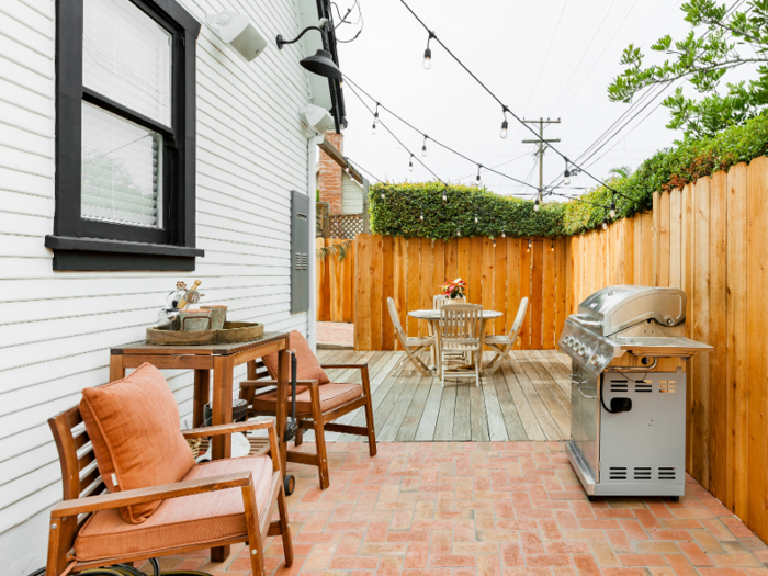 Stay in the heart of San Diego in this small but cozy guesthouse. Modeled after the main house, the studio has a full kitchen, one bathroom, and a queen-sized bed. This modern and stylish guesthouse can be rented for as low as $89/night.