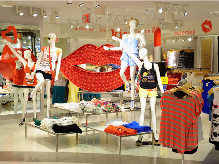 The Times Square store became a model for many of the large-scale Forever 21 locations around the US. It was filled with thematic rooms with cheeky sayings on the walls, like "Kissing burns 26 calories."