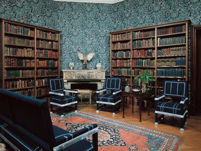 There is even a smoking room with blue-patterned walls and two bookshelves.