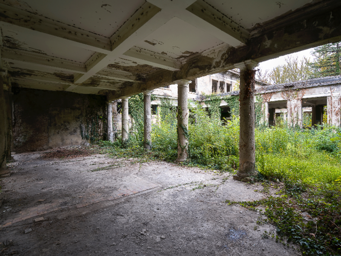 However, Robroek also tells of the “abandoned” spa’s current residents. In 2018, the decaying sanatoriums were reportedly home to some 6,000 IDPs, or Internationally Displaced Persons.