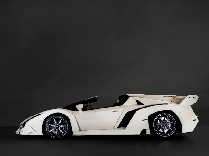 Like other Lamborghini supercars, the Veneno Roadster has scissors doors that open vertically.