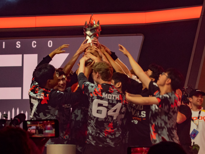 After "4 maps and a handshake," the Shock gathered to lift the trophy.