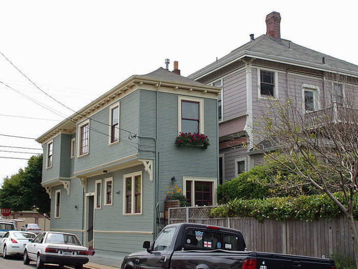 4. The Alameda "Spite House" is one of only a few such structures left in the US