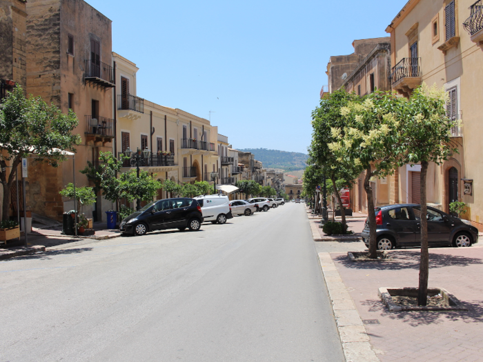 The following morning I set off around the town to explore in glorious sunshine. The temperature was around 90 degrees throughout my stay in Sicily.