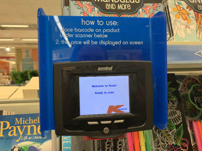 I appreciated the instructions on this price scanner — In the US, shoppers typically have to figure out how to use the machines themselves.