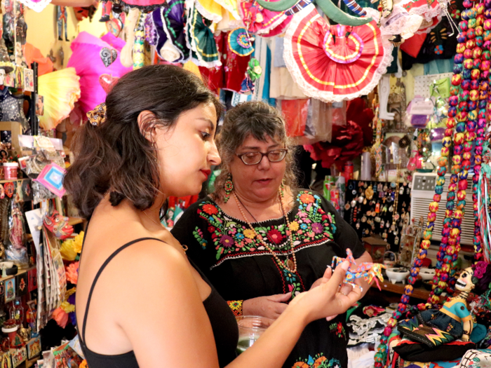 Leor taught one woman about the Mexican symbols and traditions of the pieces she liked.