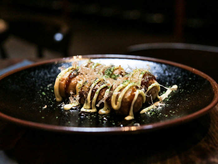 The takoyaki looked really appetizing when they arrived. They were lathered in Japanese mayo and takoyaki sauce and were dusted with lemongrass and bonito flakes.