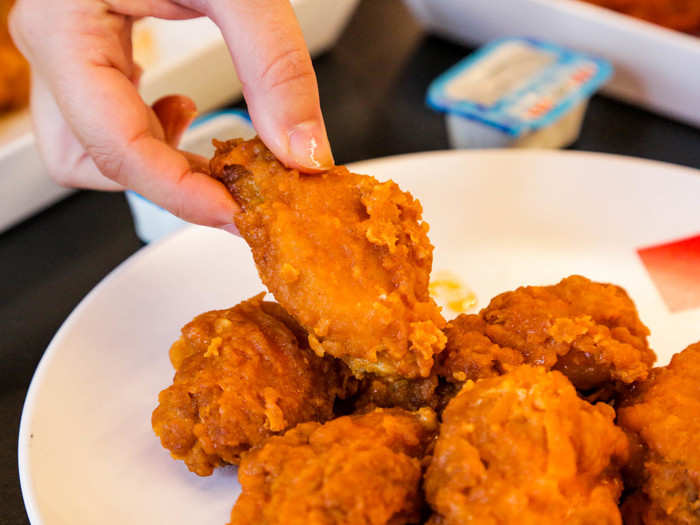 Buffalo is the classic chicken wing flavor, so naturally we went for those first. But at first glance, it was hard to tell which pieces were flat wings and which were drumsticks.