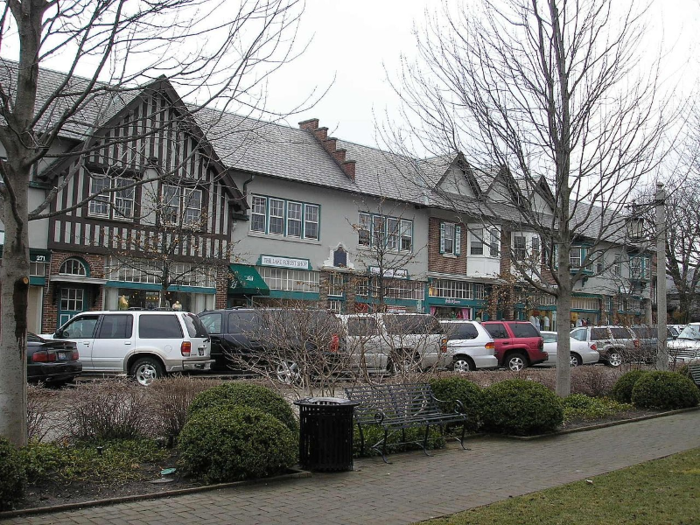 The Market Square in Lake Forest, Illinois, claims to be the "first planned shopping center" in the United States, having opened up in 1916. Over one century later, this mall now features national retailers like J.Crew, Talbots, and Lululemon.