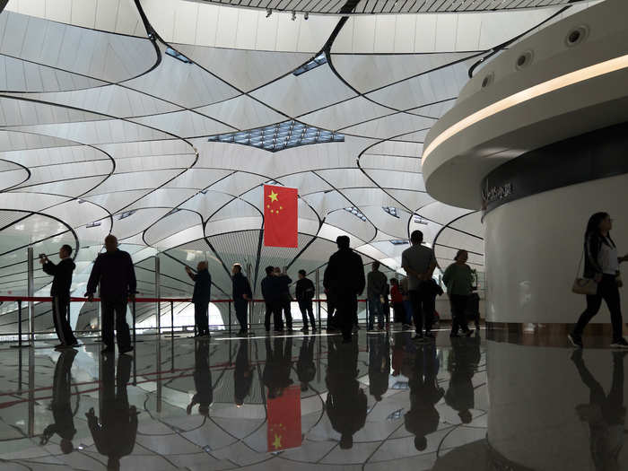 I then headed up to the fifth and highest floor, which serves as a platform for travelers to survey the entire airport.