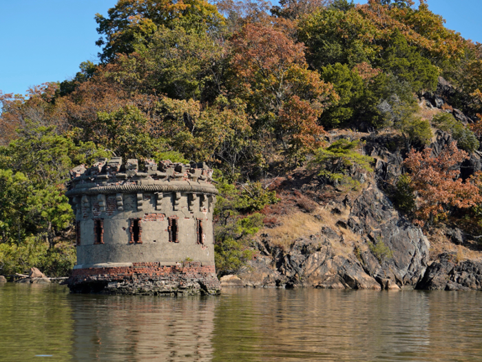 From the water, we caught glimpses of other pieces of the abandoned fortress ...