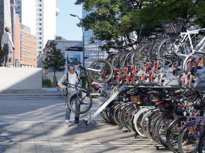 I never tried to store my bike on the top level, but this guy makes it look easy.