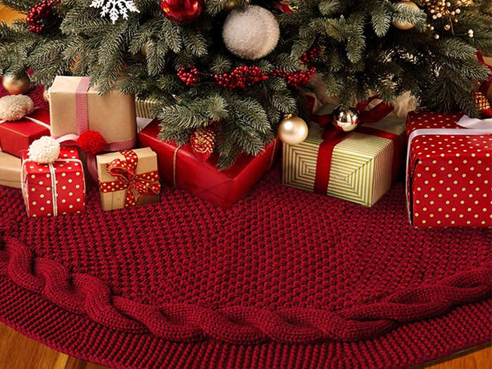 A cozy cable-knit skirt for your Christmas tree