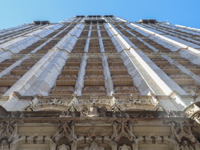 Unlike many of the modern-day luxury skyscrapers that tower over the city, the luxury residences of the Woolworth Building come with over a century