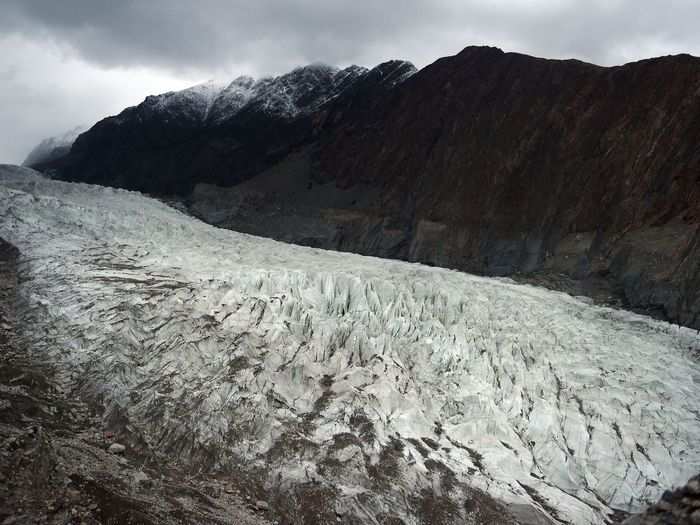 The report said that after an initial melt and increase in water flow, possibly leading to high-altitude lakes bursting, water supplies would dry up. Communities that relied on power from hydro-dams, or farmers who relied on water for crops, would suffer. It