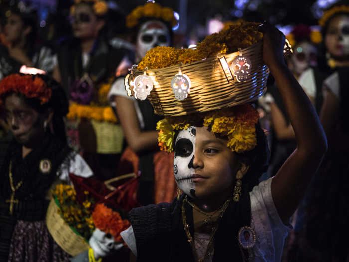 Female dancers, often dressed as the skeleton la catrina, also sometimes wear crowns made from cempasúchitles.