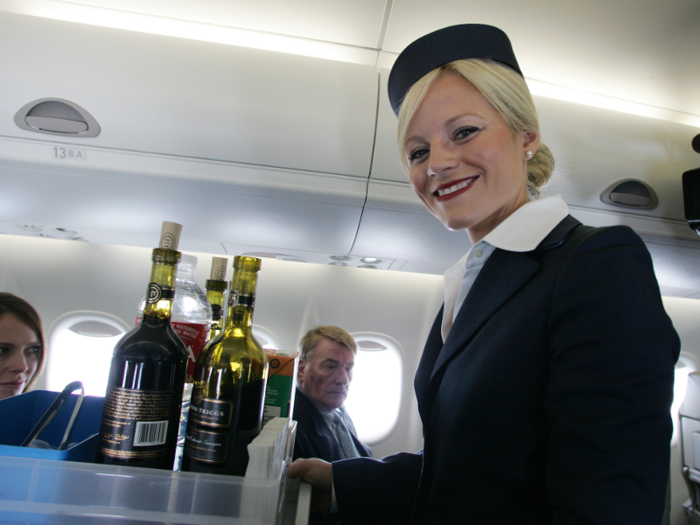 Around 15 minutes into the flight, the cabin crew started to make their way down the aisle with complimentary drinks. Travelers could choose from beer, wine, or a selection of soft drinks.