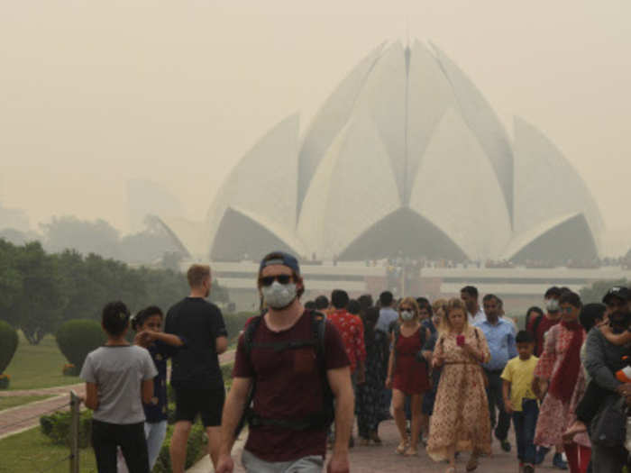 Delhi’s landmark monuments are covered in smog.