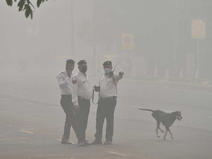 Traffic officials in Delhi are wearing masks. On Sunday, the US Embassy recorded  PM-2.5 level at 802 at 1 p.m.