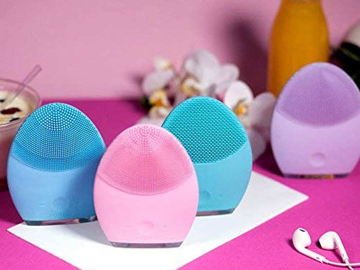 A facial cleansing device that removes 99.5% of dirt