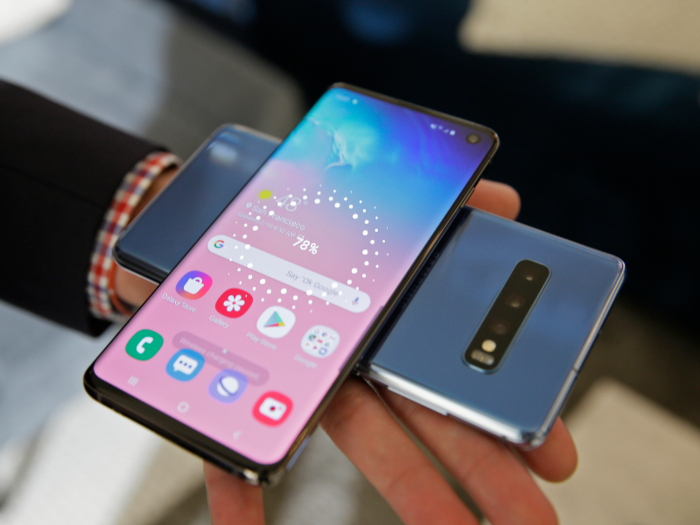 You can charge a smartphone and other gadgets that support wireless charging from the back of the Galaxy S10, which is actually kind of neat.