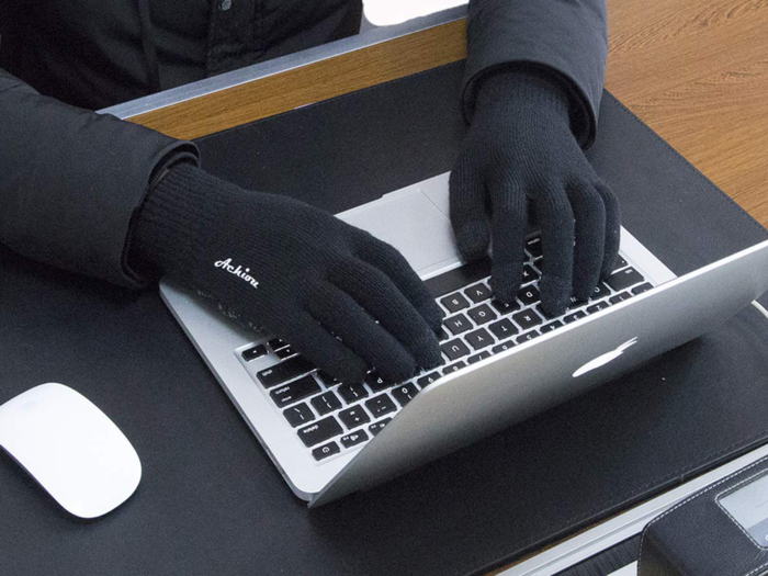 Winter gloves with touchscreen-capable fingertips