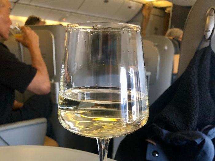 A few minutes after I sat down, a flight attendant came by and offered me a glass of Prosecco or orange juice. I sat back and enjoyed it while passengers finished boarding.