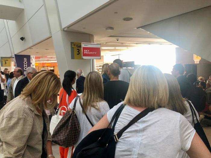 Boarding was announced in the lounge, so I went over to the nearby gate. It was a bit of a mob scene, but somehow still quick.